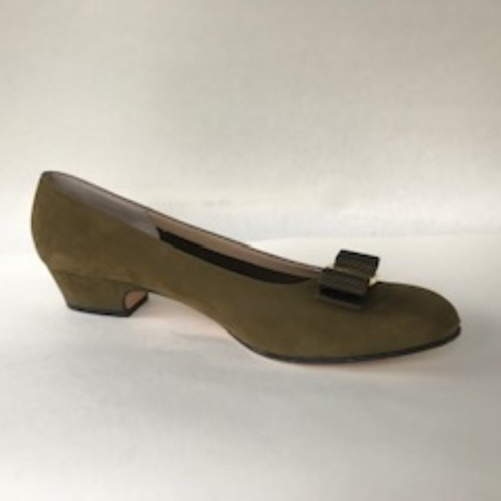 Bow pumps in suede